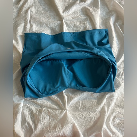 🔥Fabletics built in tank cropped - Picture 3 of 7